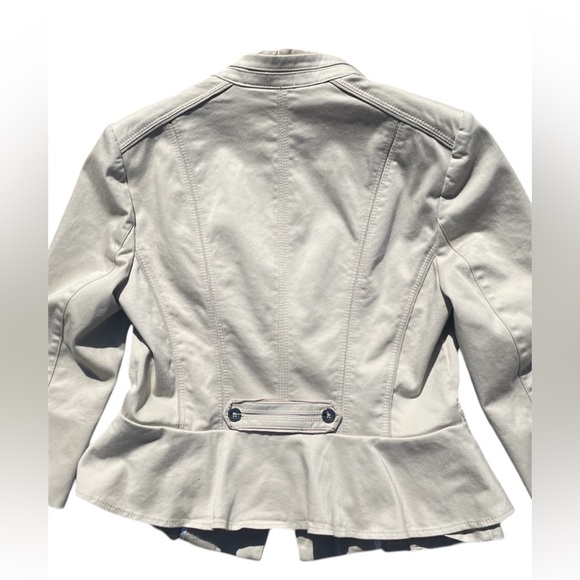 White House Black Market blazer in a light khaki shade Size 8 - Picture 3 of 7